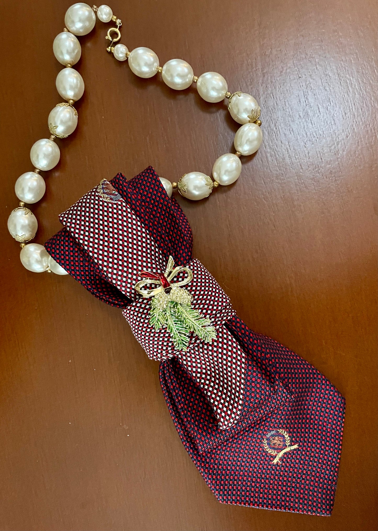 Merry Mistletoe Necktie Necklace