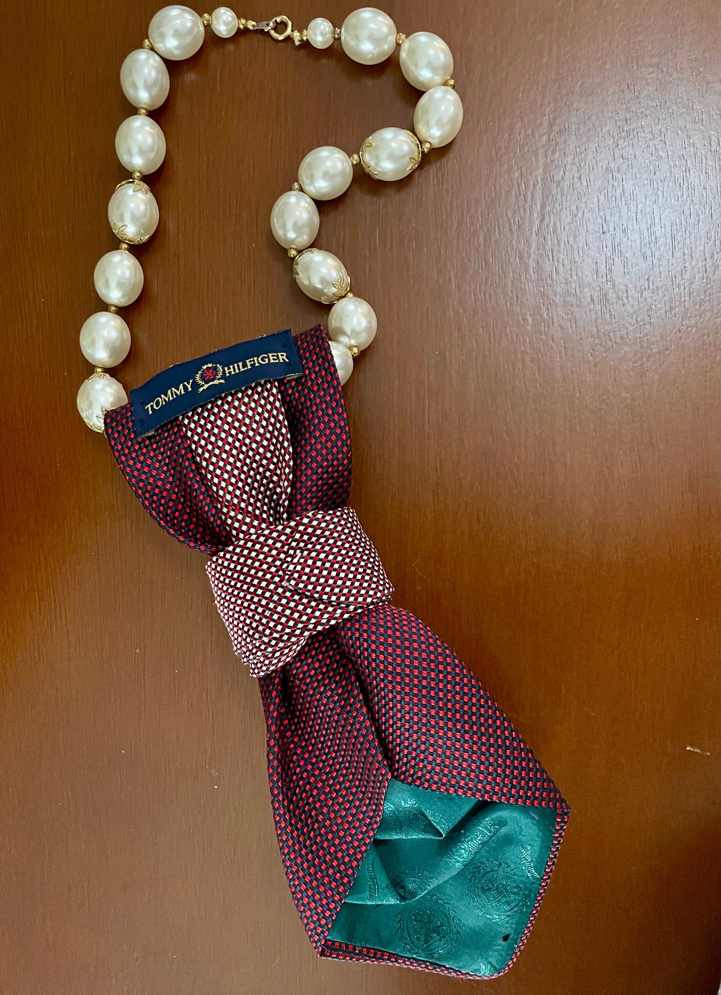 Merry Mistletoe Necktie Necklace