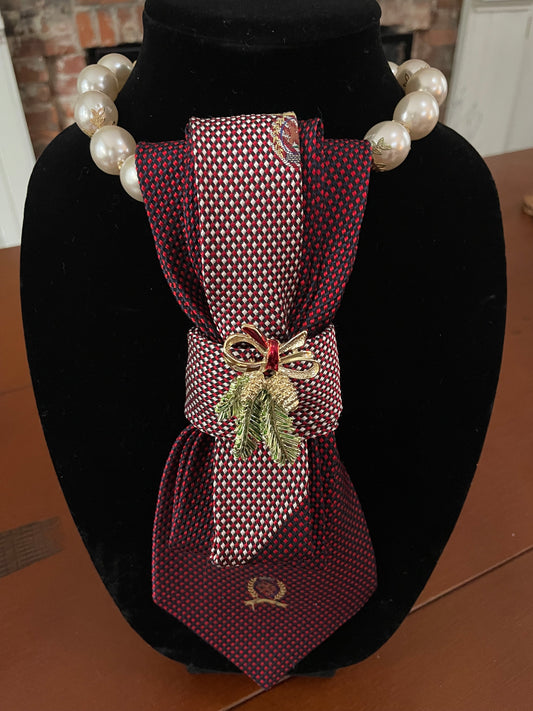 Merry Mistletoe Necktie Necklace
