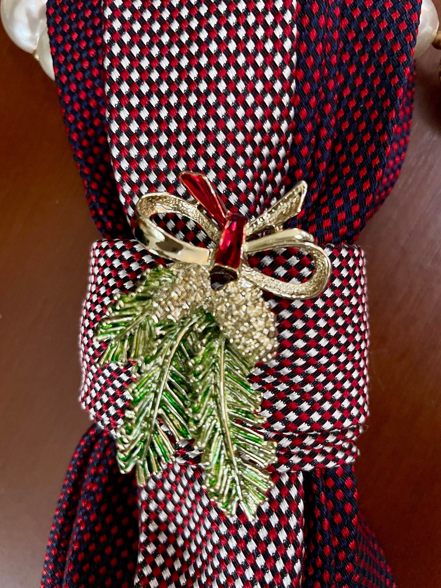 Merry Mistletoe Necktie Necklace