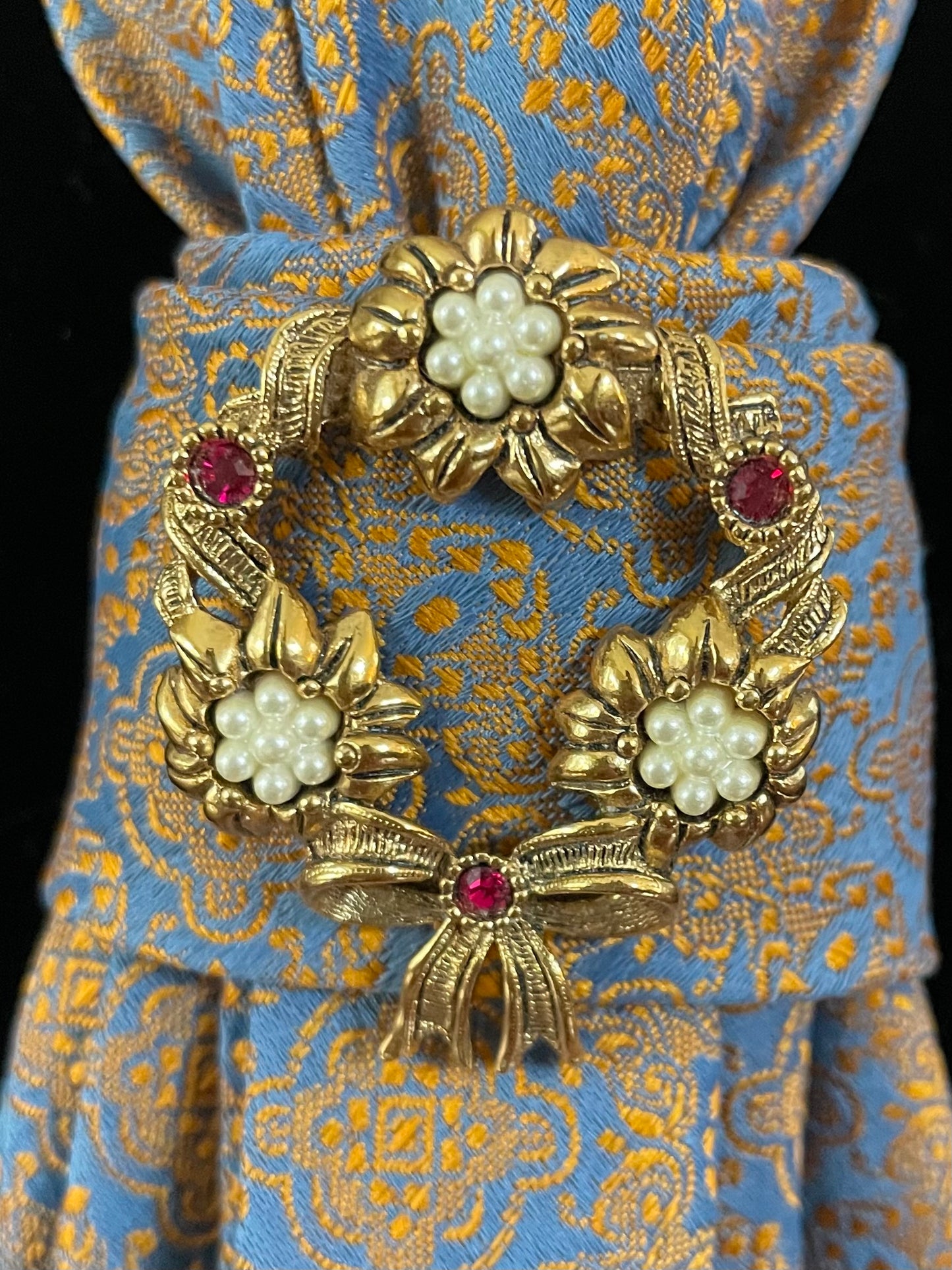 Icy Winter Wreath Necktie Necklace