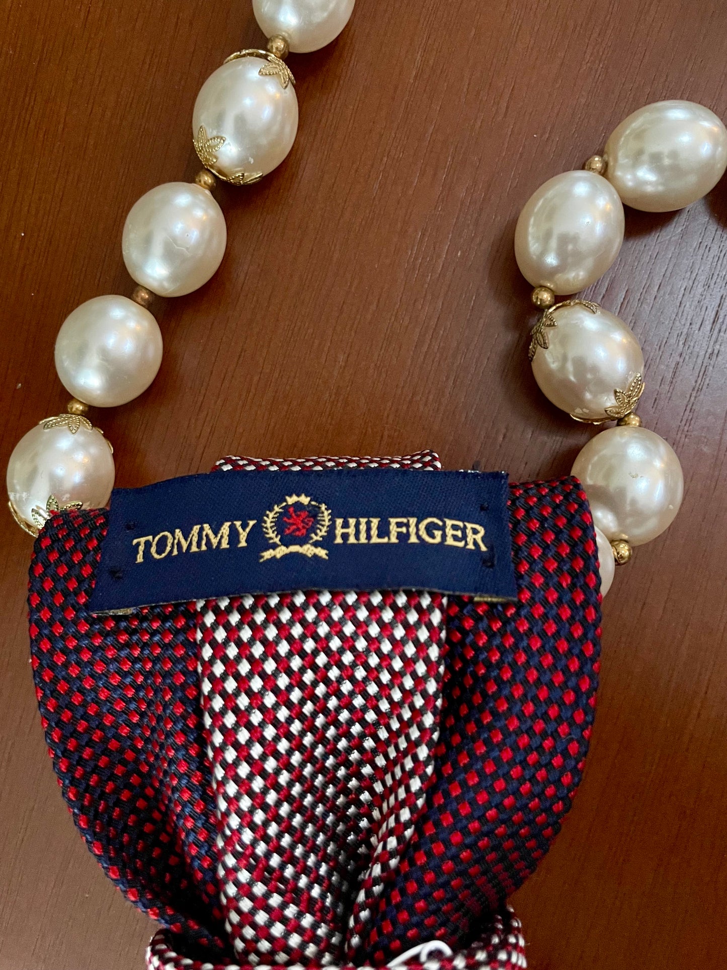 Merry Mistletoe Necktie Necklace