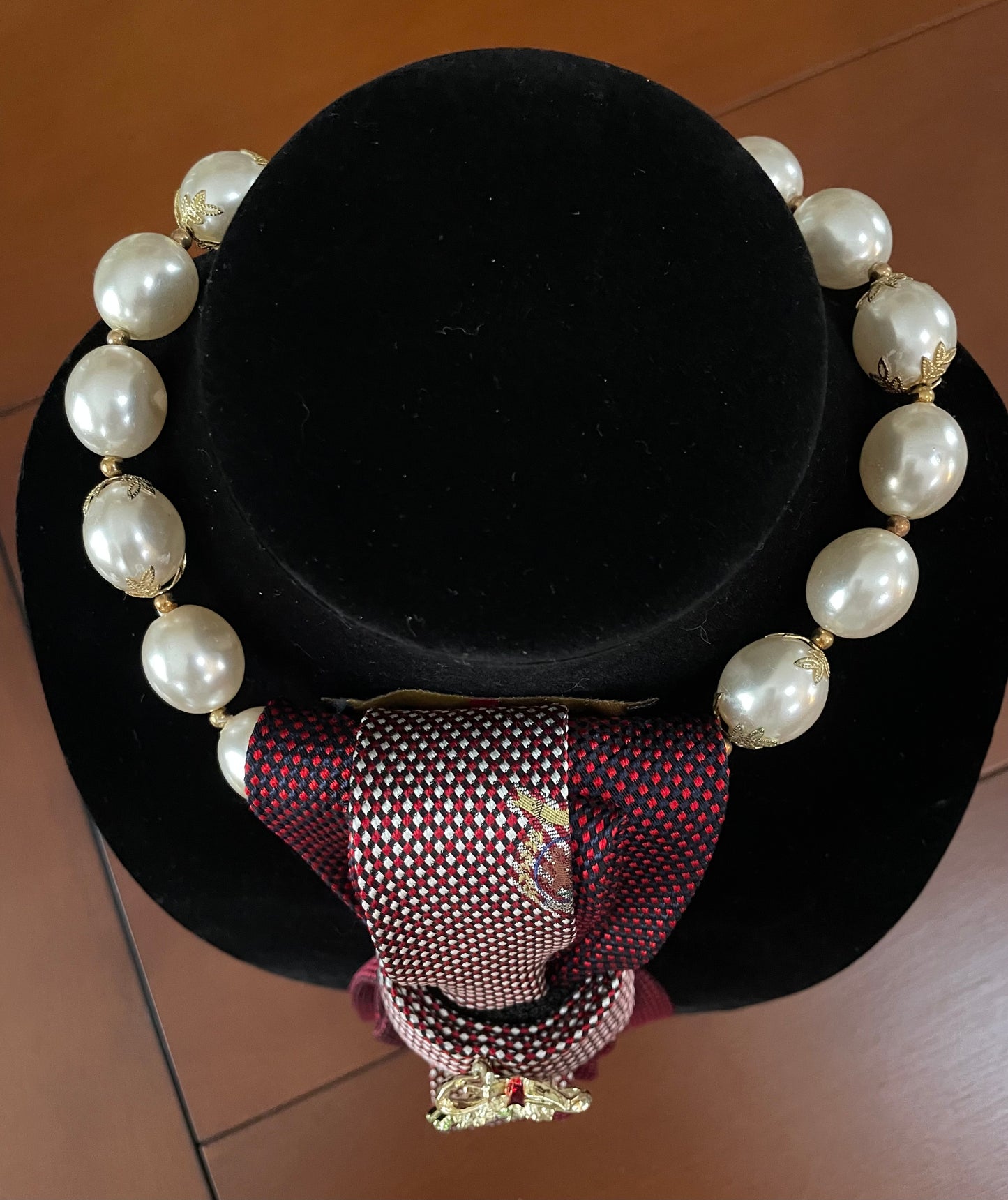 Merry Mistletoe Necktie Necklace